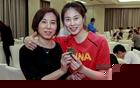 原来她是王思雨母亲，身份职业受人尊敬，难怪女儿频频给她争光